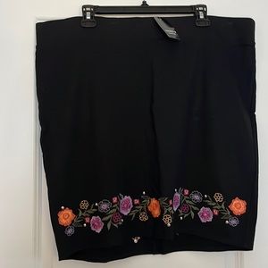Torrid Embroidered Flower Stretch Skirt New Size 3